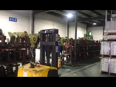 Garis kerja perlengkapan lampu industri pabrik WEI Lighting.