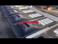 Berapa umur yang diharapkan dari lampu jalan surya, dan berapa jangka waktu garansi?