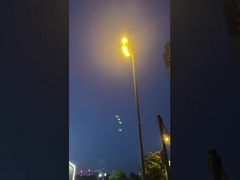 Berjalan-jalan dengan teman-teman di bawah lampu banjir adalah ❤️