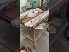 Pencahayaan luar: Pekerjaan sehari-hari di bengkel produksi dan perakitan.