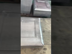 Proses penggilingan cetakan lampu dan polishing-Aksesoris untuk lampu sedang disiapkan.