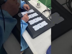 Bagian dalam lampu jalan terintegrasi surya sedang dilas.