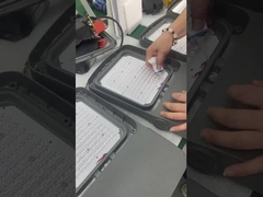 Proses produksi jalur perakitan komponen lampu sorot tahan air.