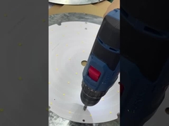 Ini, lampu taman surya sedang diperlengkapi.