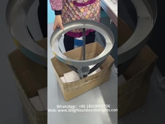 Lampu taman surya baru sedang dirakit dan siap untuk dikirim.