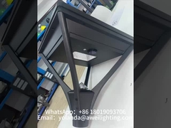 Lampu taman surya dengan desain luar klasik dan panel surya efisiensi tinggi.