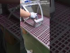 Rumah lampu taman aluminium sedang dipoles di bengkel produksi.