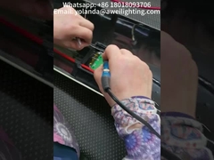 Operasi pengelasan dan pemasangan lampu silinder surya baru.