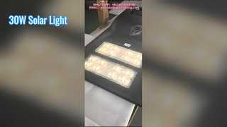 Dua Modul Lampu Jalan Tenaga Surya Suhu Warna 4000K Digunakan Di Jalan Perkotaan.