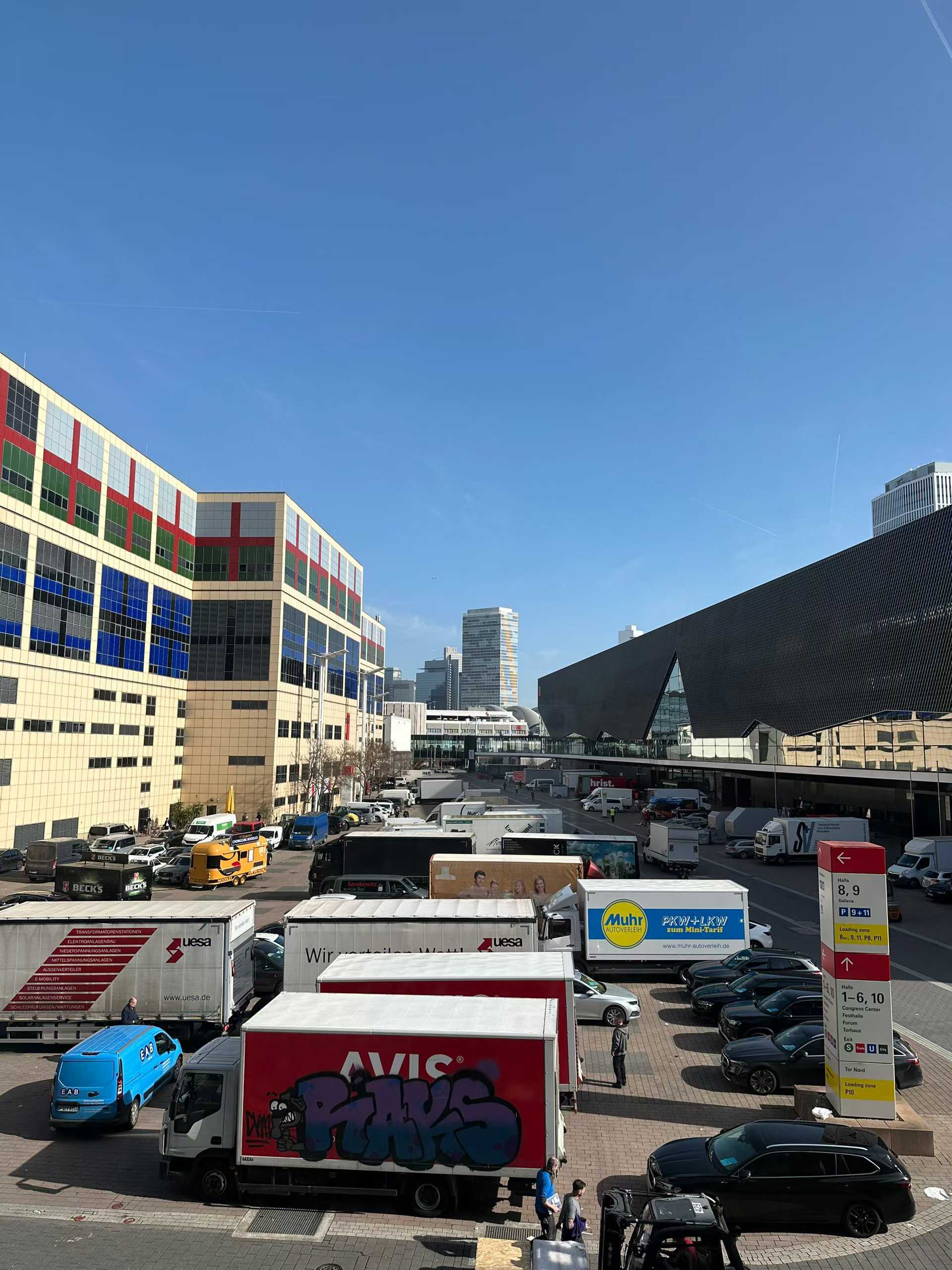 Blog perusahaan terbaru tentang Jiangsu Awei Lighting Bersinar di Light + Building Frankfurt dengan Inovasi Tenaga Surya Terkini.