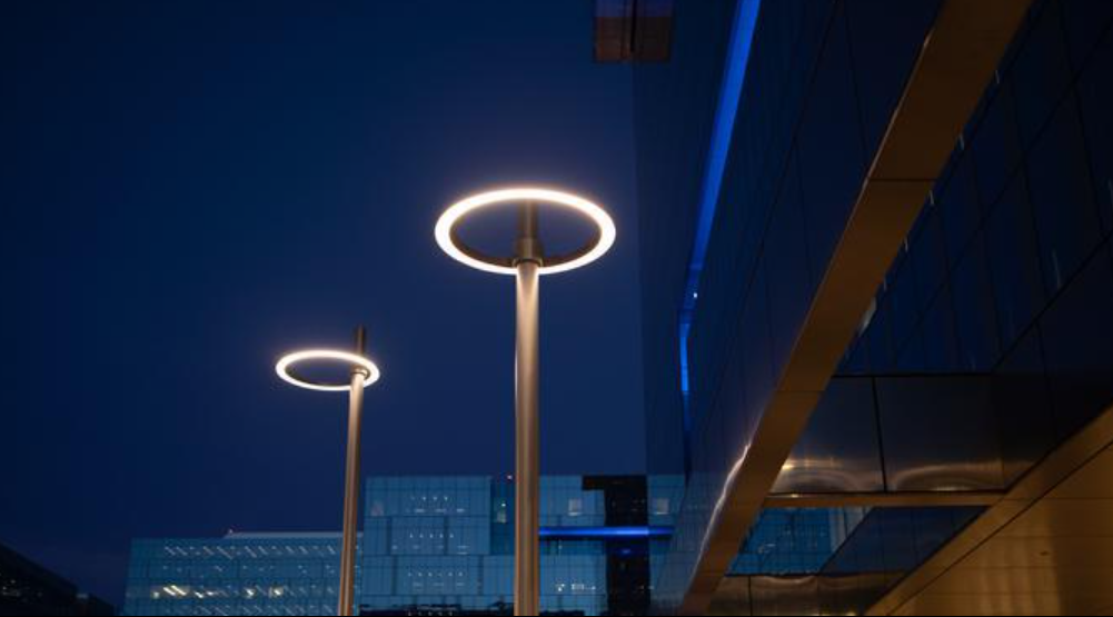 Blog perusahaan terbaru tentang Lampu Taman LED AG033 Menghadirkan Desain Modern dan Efisiensi Energi di Ruang Perkotaan