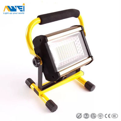 Portable 50W Lampu banjir eksterior Lampu banjir LED industri yang dapat diisi ulang Baterai bertenaga untuk pencahayaan luar ruangan, berkemah